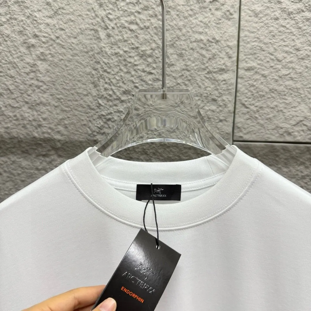 ARC'TERYX* *2025 New Arrival Classic logo T Same Style Size： S （90-130 ） M （120-150 ） L （140-165 ） XL （160-180 ） XXL （180 ） ：Black White